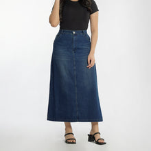 Load image into Gallery viewer, Momelca Ester Daily Skirt - Bawahan Rok Medium Denim Untuk Wanita
