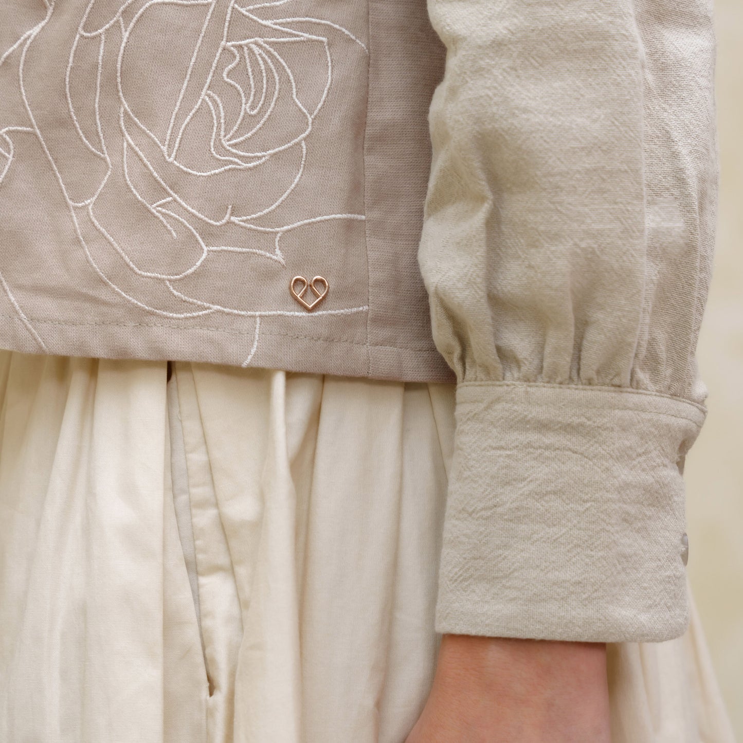 Momelca Chava Vest - Rose V-Neck Vest Wanita